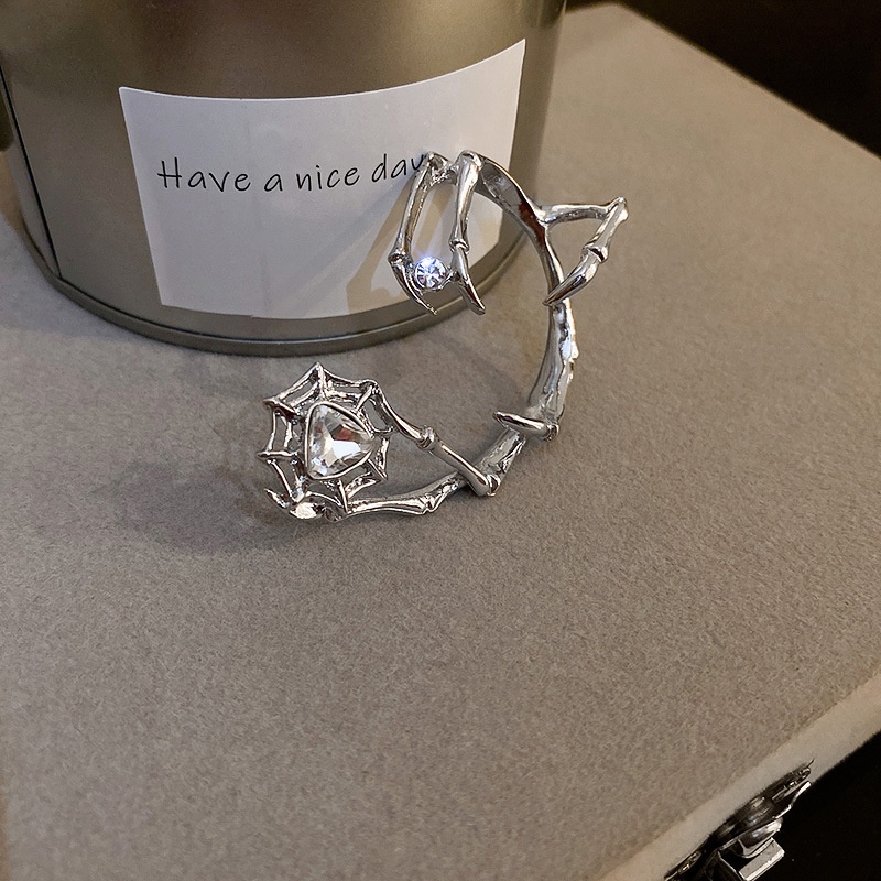 Khuyên tai kim loại zircon hình móng vuốt quỷ thời trang phong cách vintage đậm chất punk cá tính 19A1431