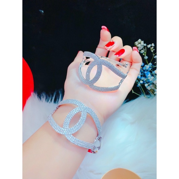 Vòng tay nữ mặt chữ dát bạch kim đính xoàn mẫu mới cực đẹp