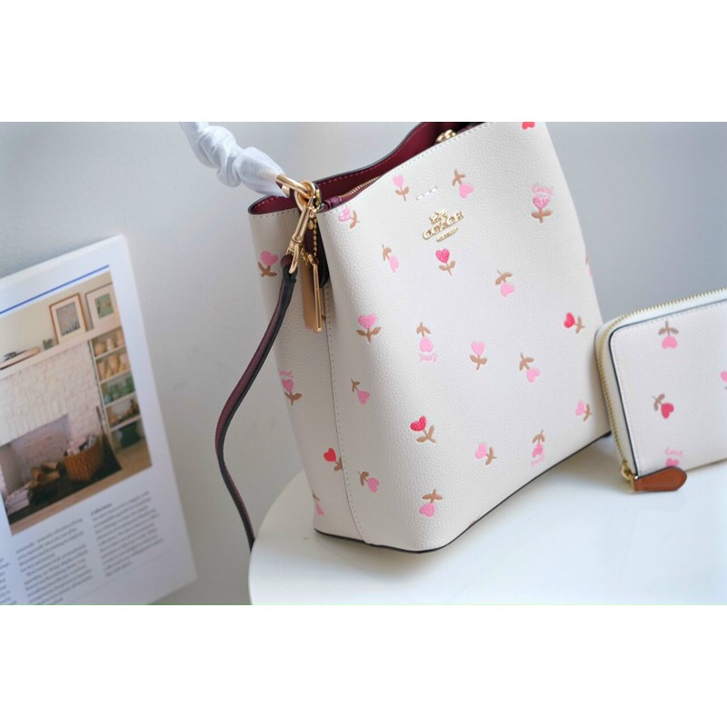 Túi xách Coach bucket Wallet thêu hoạ tiết siêu xinh
