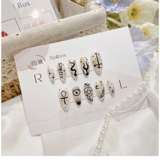 Mẫu nailbox móng up thiết kế trắng đen cá tính