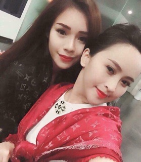 Khăn Lv vuông đỏ đô nhũ trắng