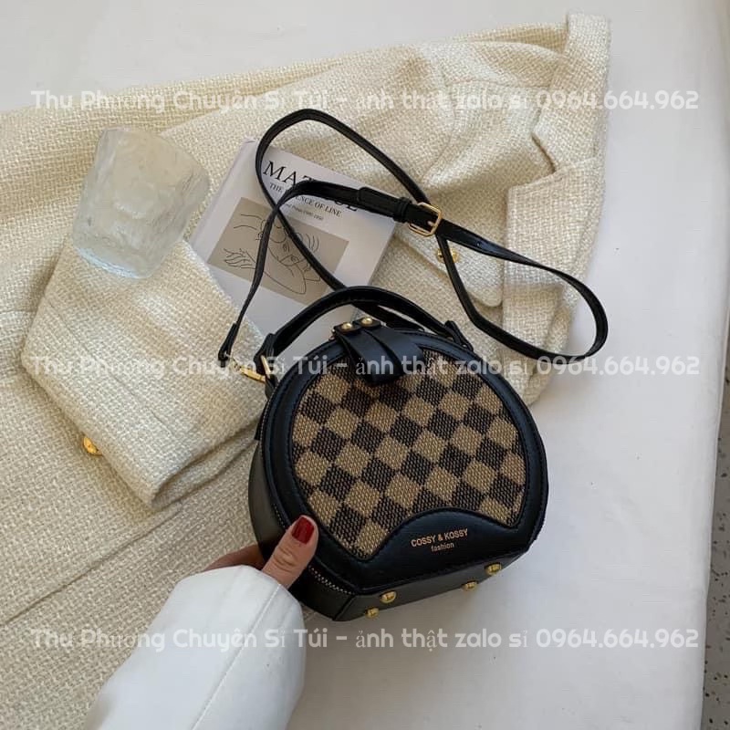 Túi Đeo Chéo Nữ Dáng Cốp Tròn Hoạ Tiết Kẻ Ô Tặng Kèm Gấu Hàng Hottrend 2023 (cam kết chuẩn ảnh)
