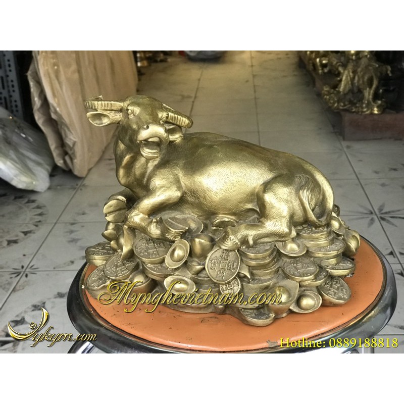 Tượng trâu bằng đồng nằm trên tiền phong thủy dài 17cm trong bộ 12 con giáp