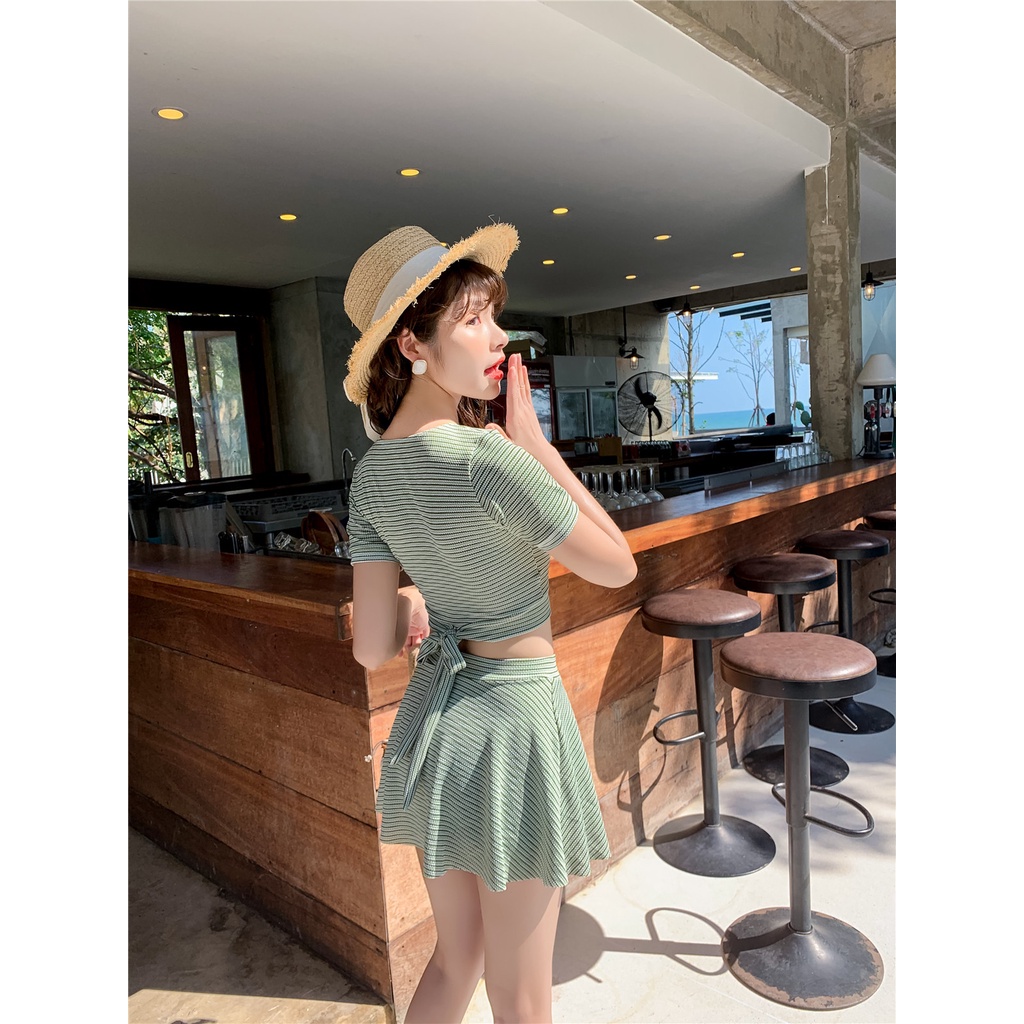 Bộ đồ bơi 2 mảnh kiểu dáng xinh xắn dành cho bạn nữ