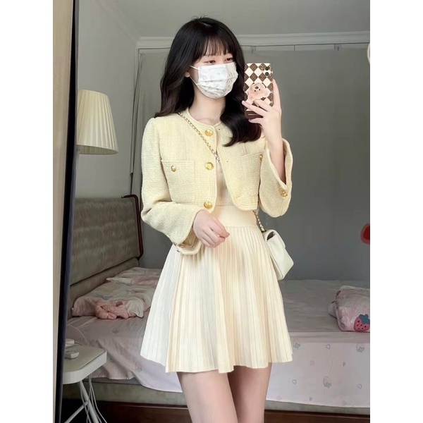Set áo dạ tweed vàng croptop và chân váy xếp ly