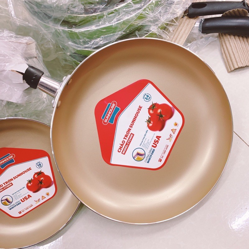 Bộ chảo chống dính loại 18cm và 24 cm.