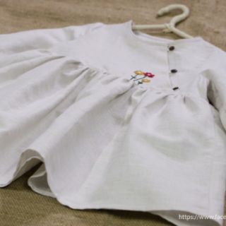 Váy linen thêu bé gái