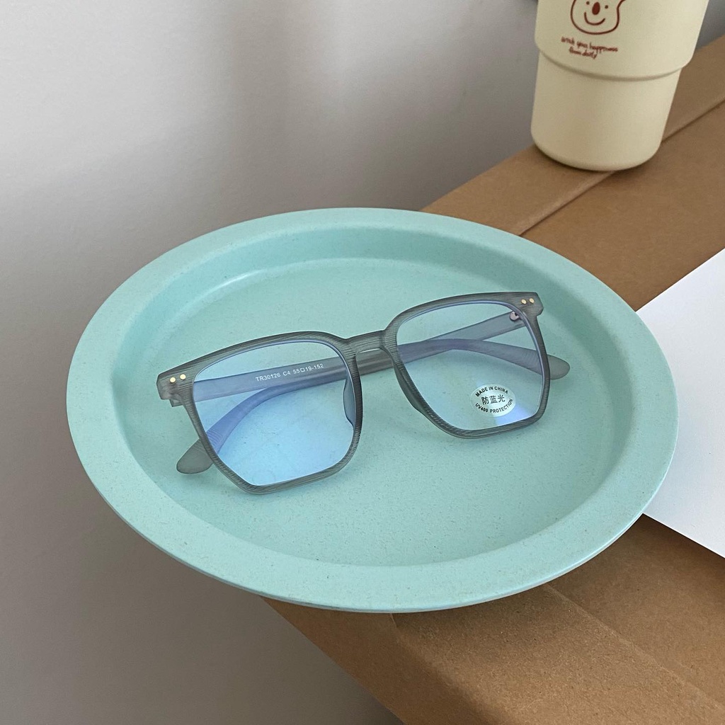 Gọng dẻo vuông form to khá thích hợp cho các bạn nam, tròng UV