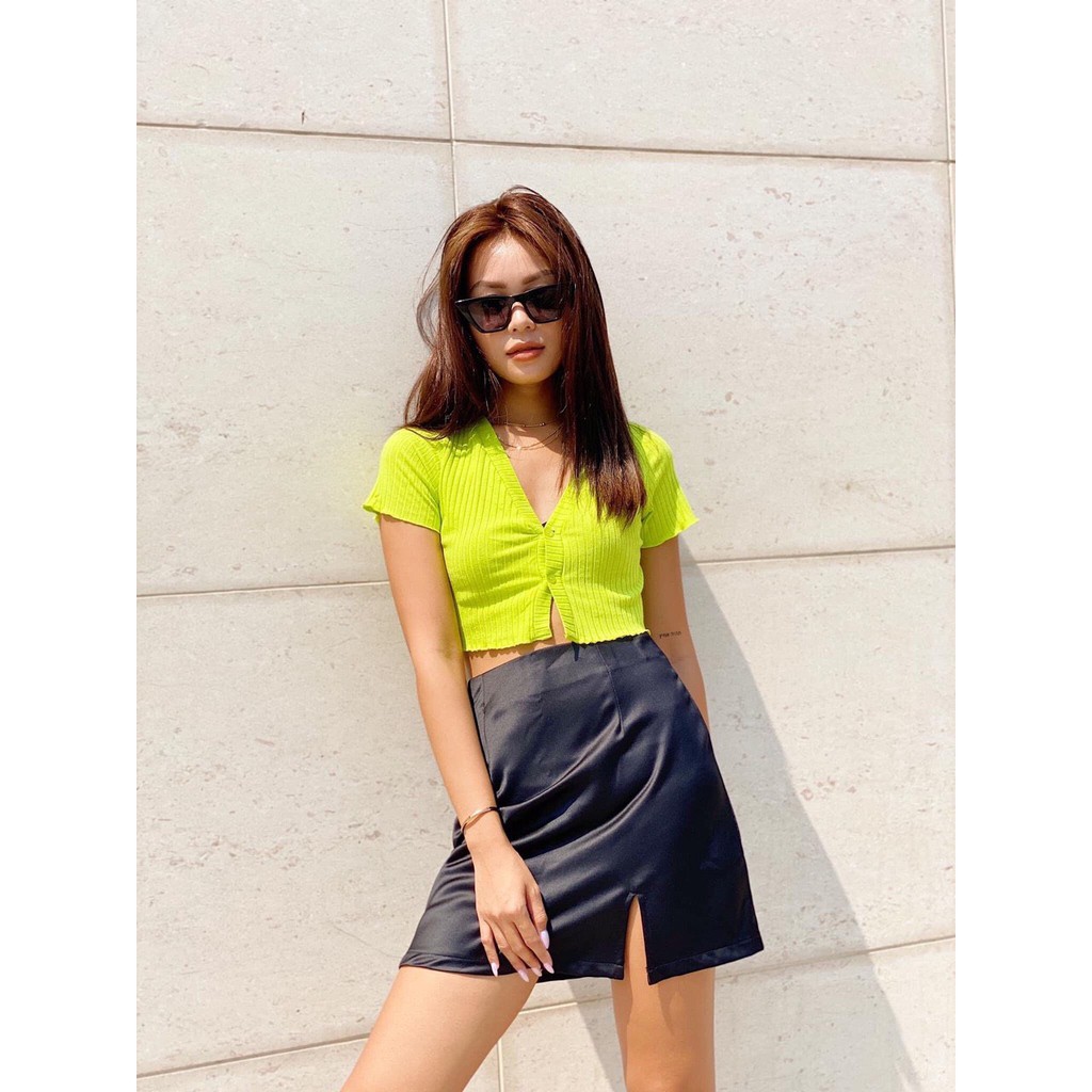 Áo croptop cổ v cài nút xinh xắn cá tính năng động