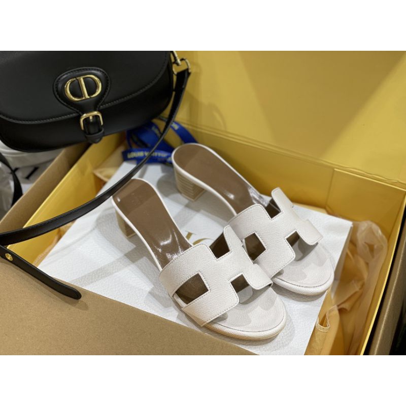 Guốc Hermes.