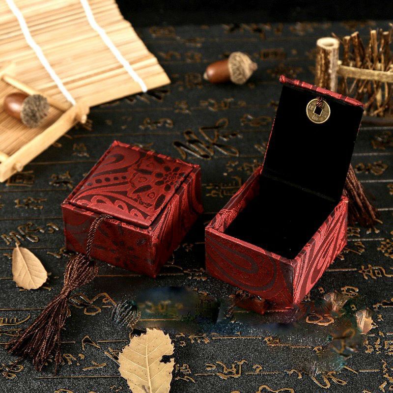 HỘP GẤM LÓT VẢI ĐỎ ĐỰNG VÒNG PHONG THỦY
