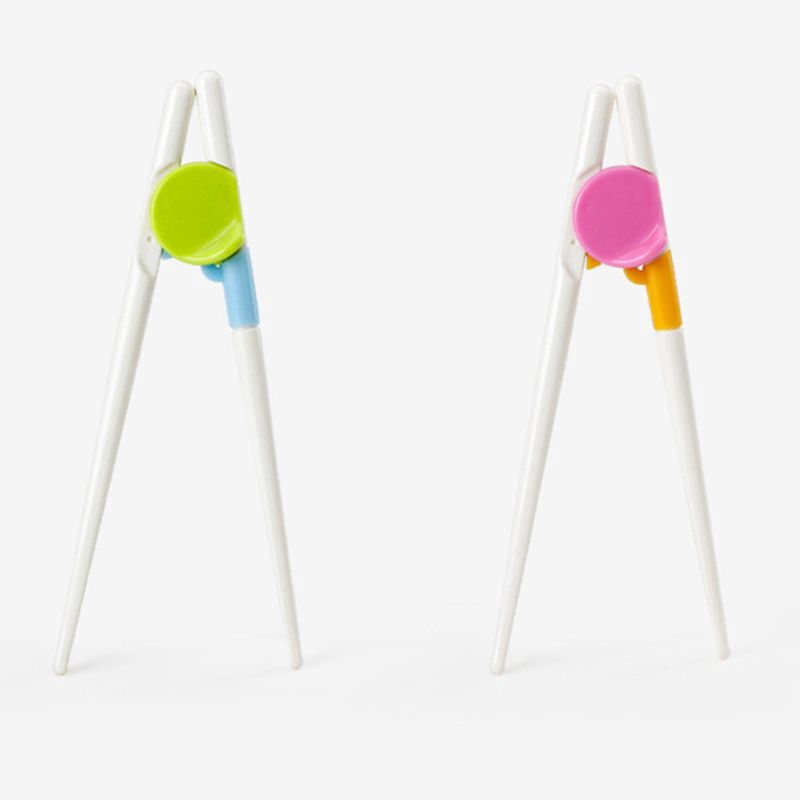 Đôi đũa không chất gây hại tiện dụng cho bé tự tập ăn