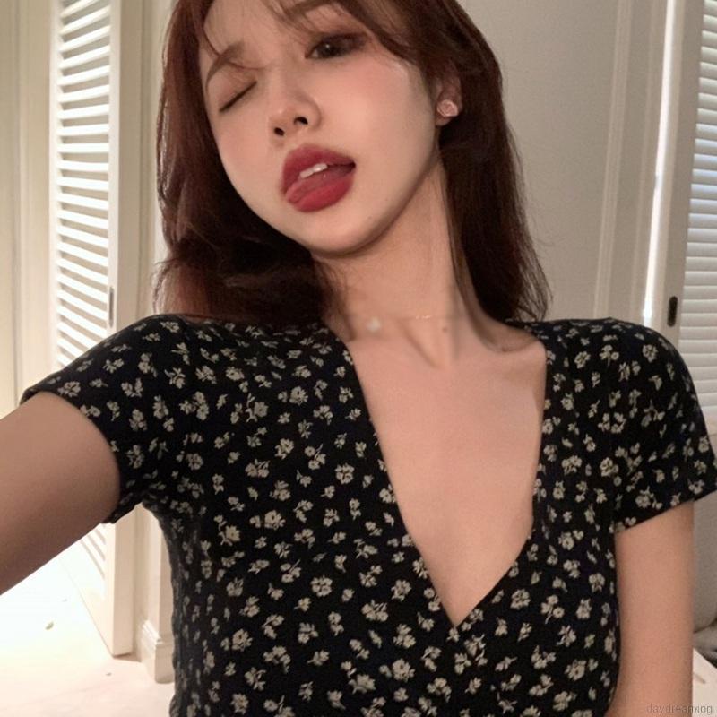 Áo croptop tay ngắn cổ chữ V in hoa thời trang cho nữ