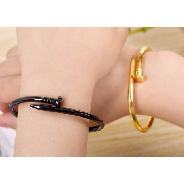 Vòng tay dạng đinh mạnh mẽ phong cách