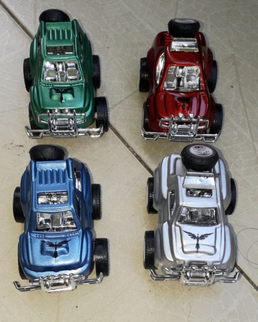Một chiếc xe mô hình xe sport bằng nhựa chạy chớn