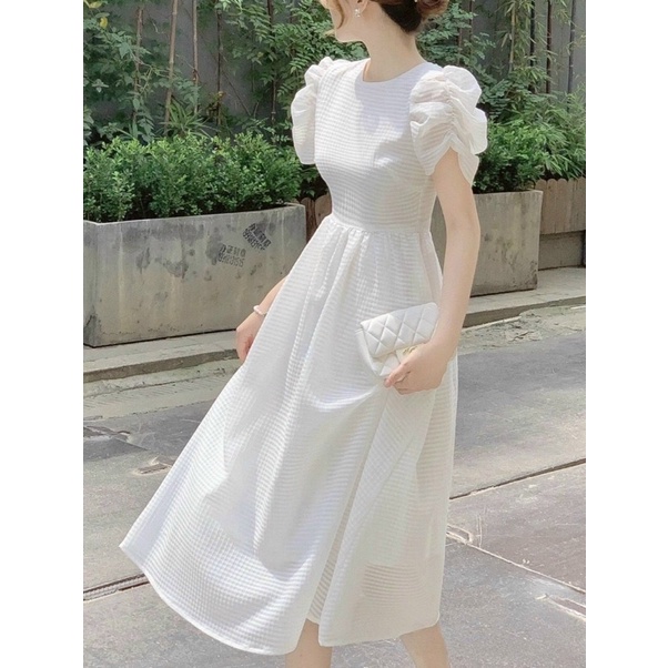 ĐẦM  TRẮNG TAY NHÚN