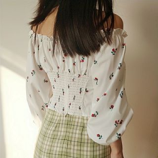 (SẴN) Áo trễ vai trắng điểm hoa