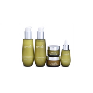 Bộ dưỡng da cao cấp LUVSKIN trà xanh. Xuất xứ Hàn Quốc. Gồm: Dùng dịch,sữa dưỡng,kem dưỡng da và kem dưỡng da vùng mắt.
