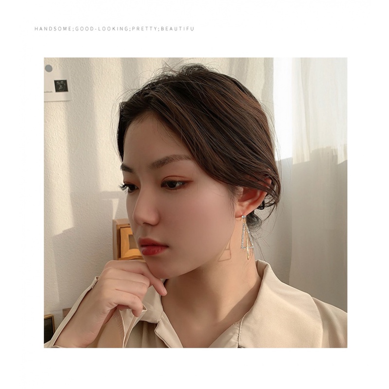 Hoa tai dáng dài hình tam giác phong cách thời trang