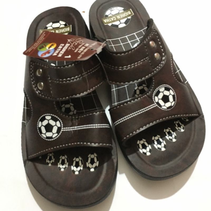Dép Giả da cho bé trai hình quả bóng