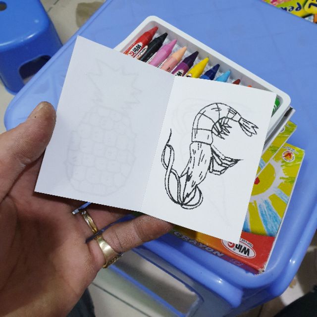 Bút sáp thơm 12 màu WinQ kèm tranh tô màu