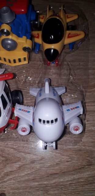 Bộ 4 xe và máy bay mô hình bằng nhựa chạy chớn rất đẹp