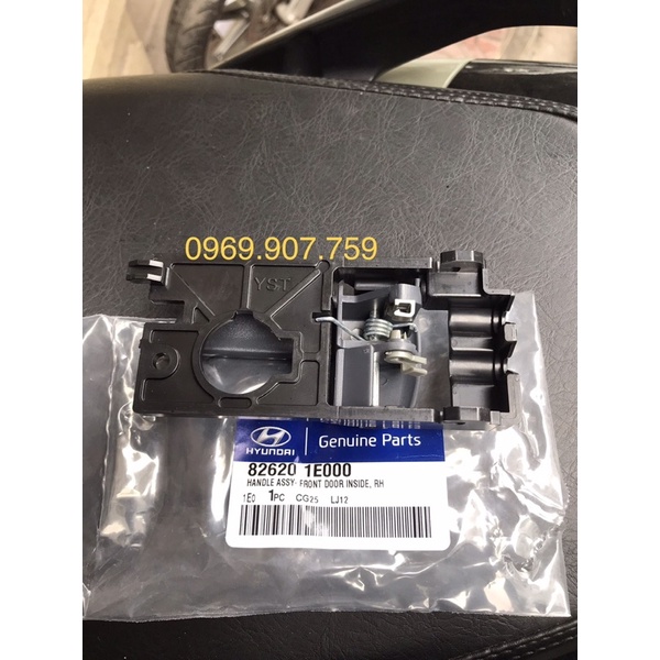 Tay mở cửa trong xe Verna