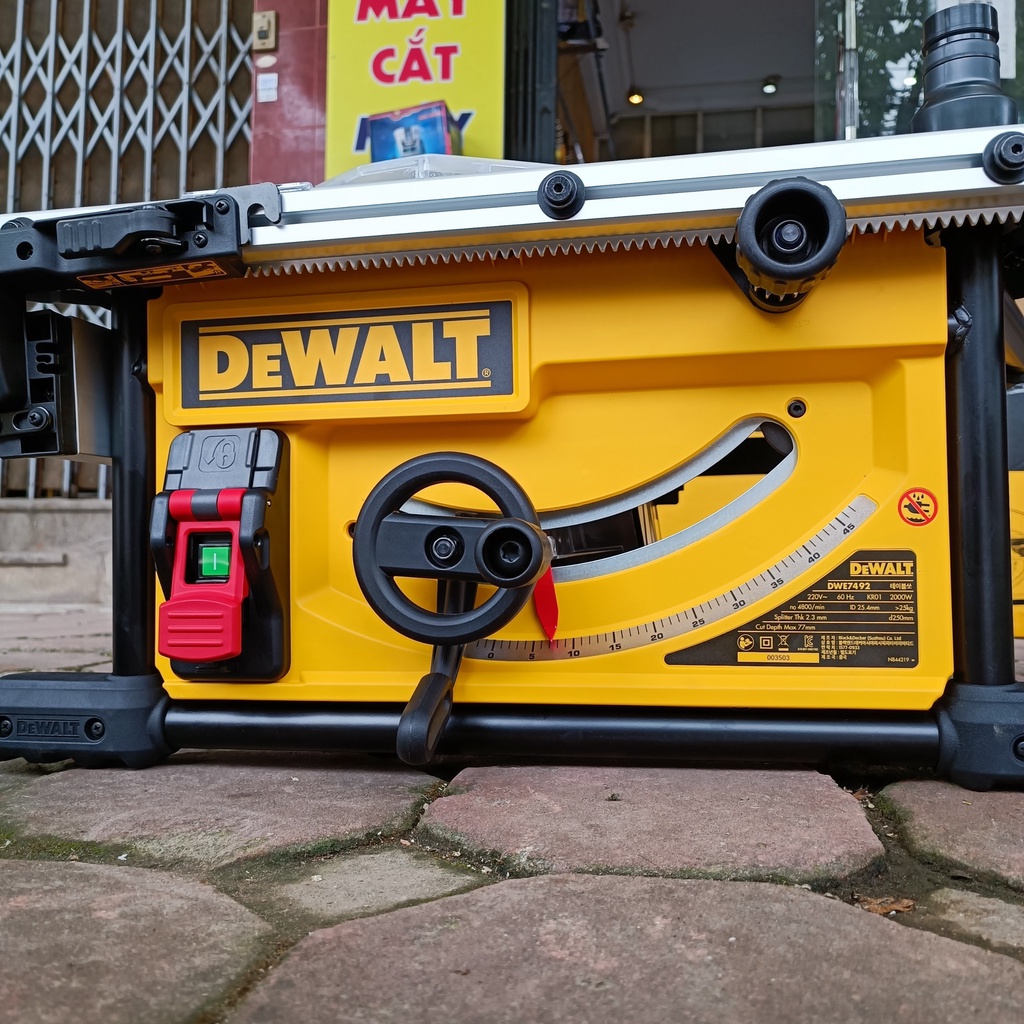 Máy cưa bàn Dewalt DWE7492 2000W