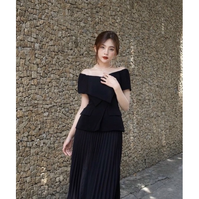 Áo bẹt vai 2 màu trắng đen mix cùng chân váy xếp ly dài qua gối vintage công sở Sun Fashion