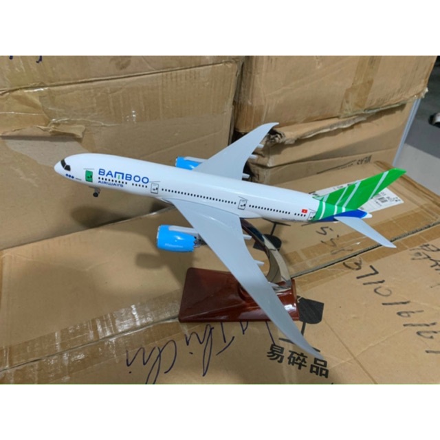 Xả kho MÔ HÌNH MÁY BAY Bamboo Airways 28cm có bánh xe đế gỗ đẹp, giá sỉ(Mô hình máy bay+ đế trưng bày)