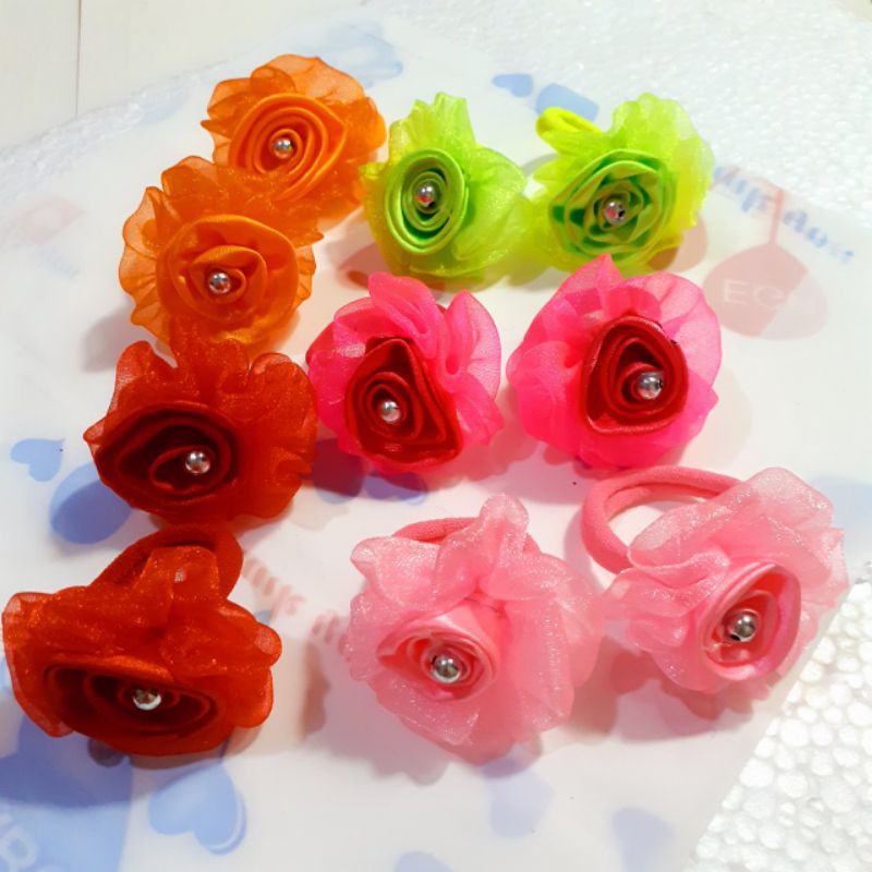 Một cặp cột đính hoa hồng lớn