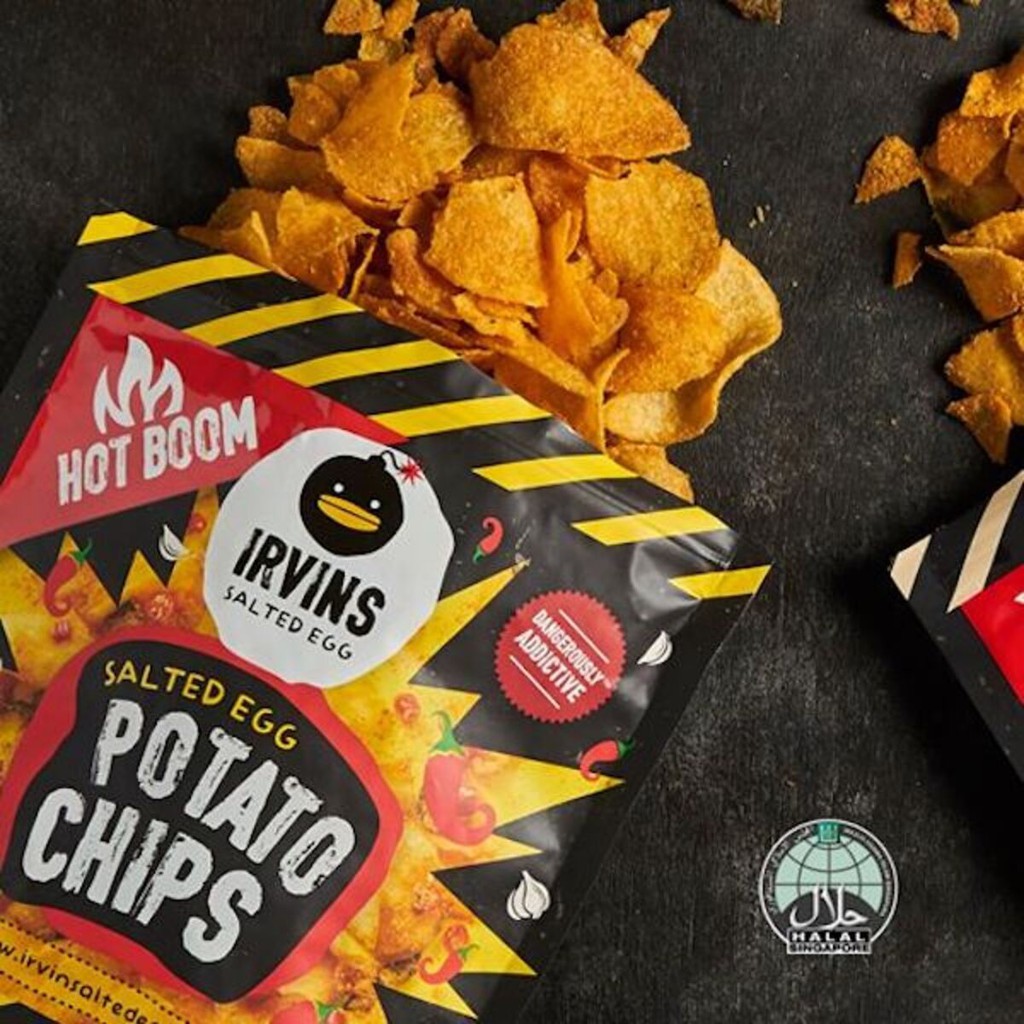 Khoai tây trứng muối cay IRVINS - Hotboom Salted Egg Potato Chips 105 gram