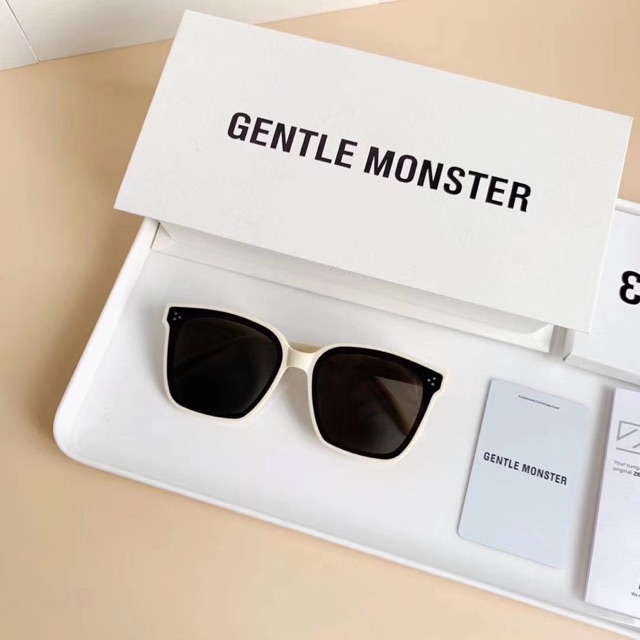 Kính râm gọng trắng