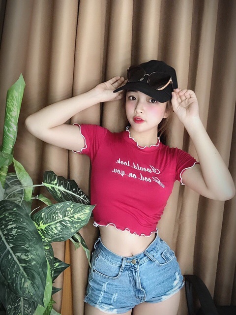 Áo croptop viền bèo thêu chữ | BigBuy360 - bigbuy360.vn