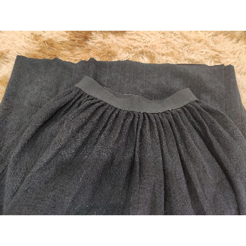 Chân váy dạ đen xếp ly