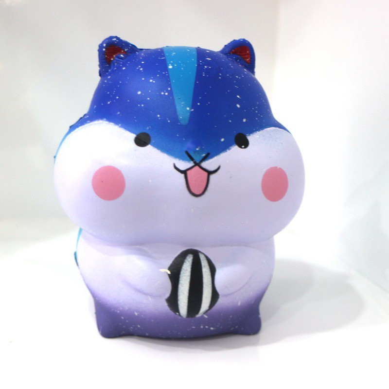 ĐỒ CHƠI SQUISHY CHUỘT HAMSTER XANH ÔM BÓNG KẺ SỌC CARO