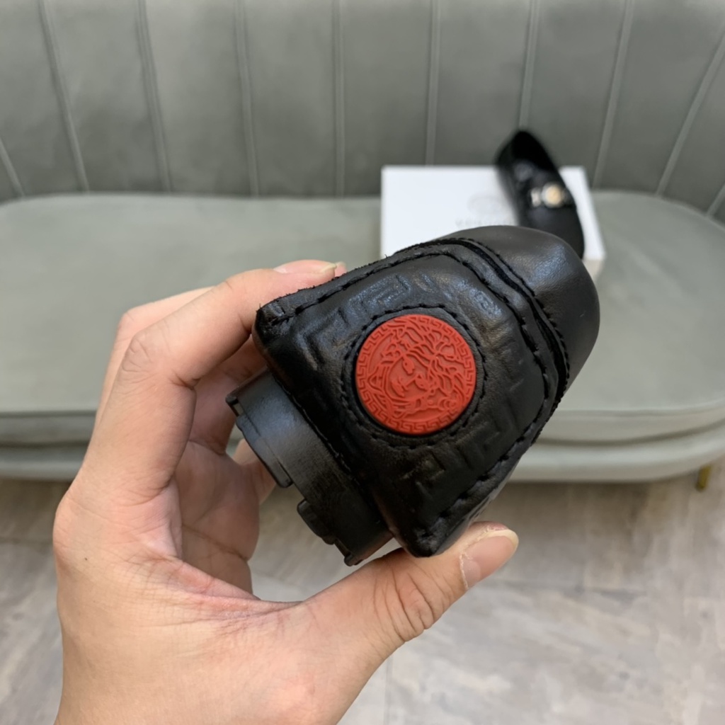 Giày lười nam cao cấp da thật VERSACE thiết kế sang trọng và bắt mắt với họa tiết được in nổi trên mặt da