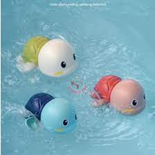 chú rùa thả bồn tắm cho bé