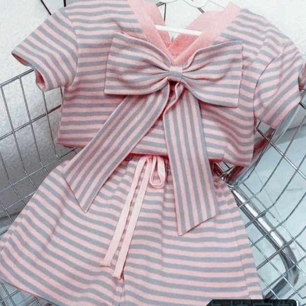 Set Áo Thun Ngắn Tay Cổ Chữ v Và Quần Short Ống Rộng Họa Tiết Kẻ Sọc Phong Cách Hàn Quốc Thời Trang Mùa Hè Cho Bé Gái