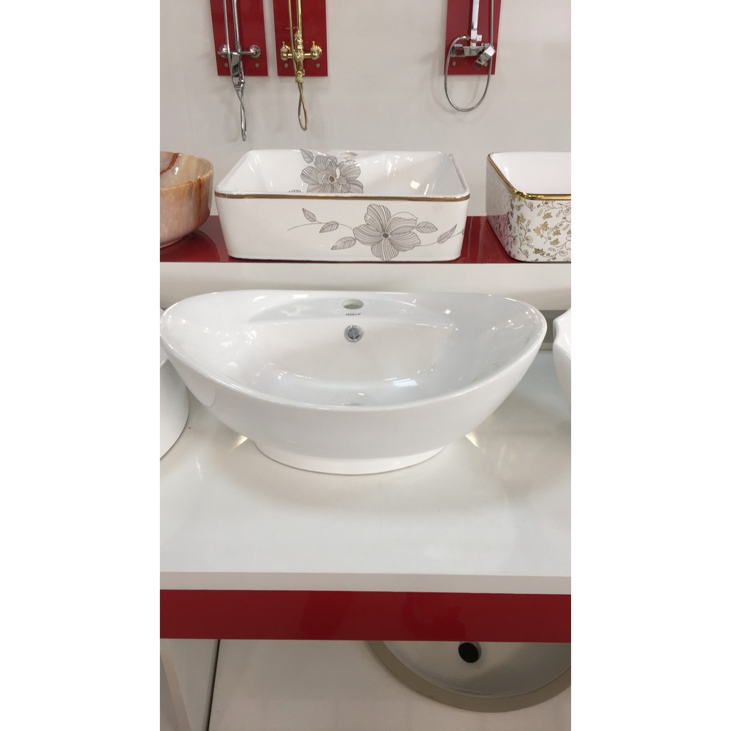 Chậu lavabo rửa mặt đặt bàn đá hình thỏi vàng, vòi cắm chậu