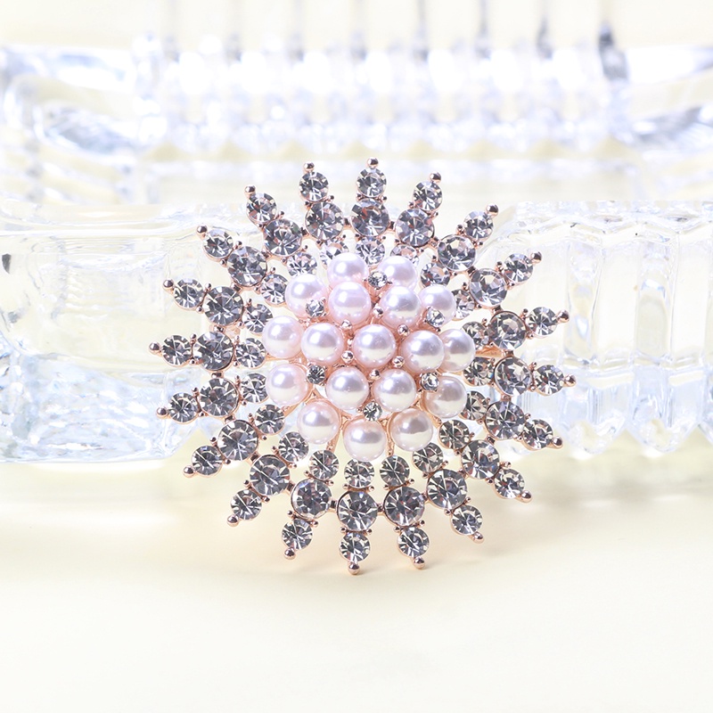 Ghim Cài Áo Hình Hoa Tuyết Đính Ngọc Trai Sang Trọng
