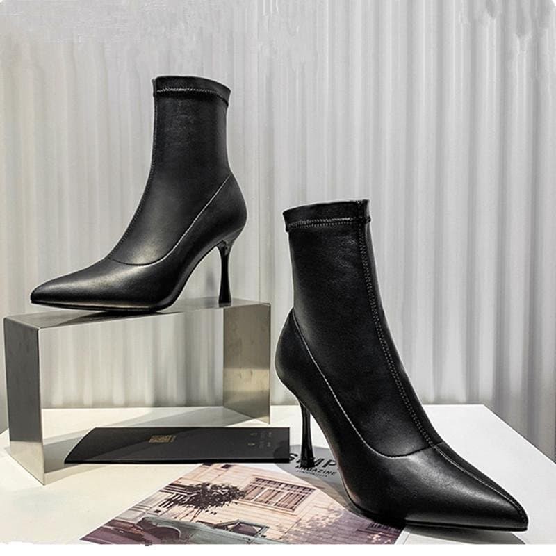 Boots nữ cao gót cổ cao cách điệu sang chảnh da si mềm cao cấp - Bốt nữ 8cm 2 màu Đen Kem (y size) | BigBuy360 - bigbuy360.vn