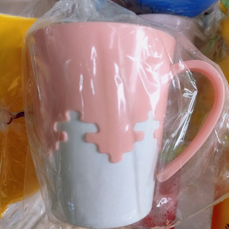 Ca Uống Nước Có Quai Nhựa Bóng 2 Màu Kiểu Ghép Hình