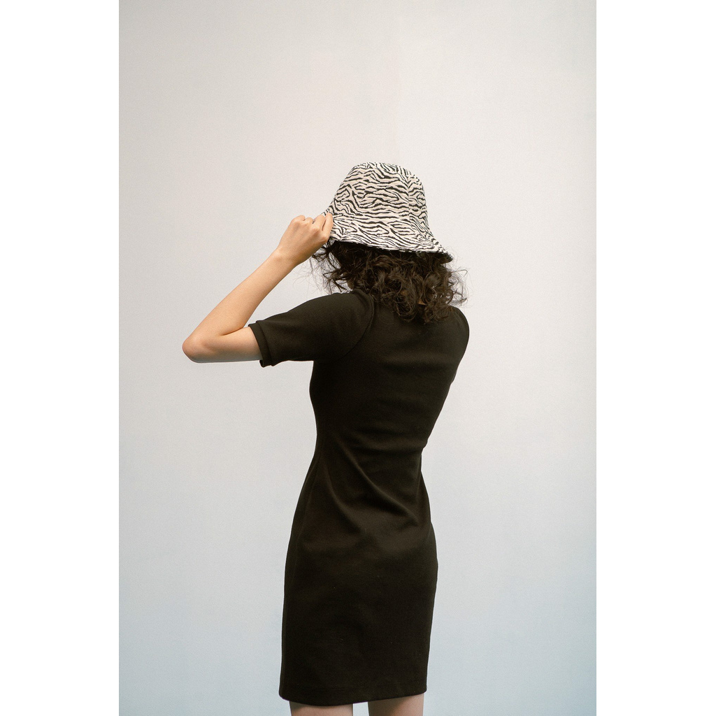 Đầm ngắn trên gối tay ngắn vải thun co giãn màu đen | BigBuy360 - bigbuy360.vn