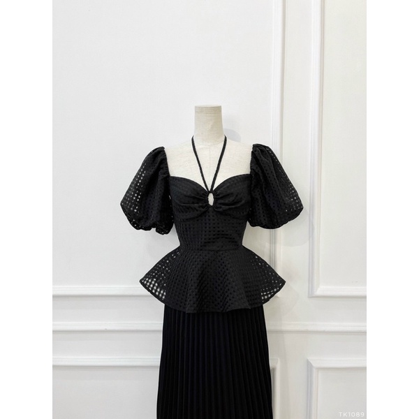 Áo peplum tay phồng mặc được 2 kiểu cột nơ trước ngực và cột cổ yếm