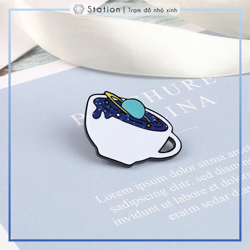 Pin cài áo ly cà phê chứa cả vũ trụ - GC090