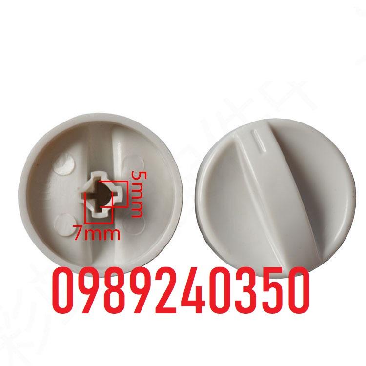 Núm vặn xoay lò vi sóng để điều chỉnh chế độ cho lò vi sóng cơ