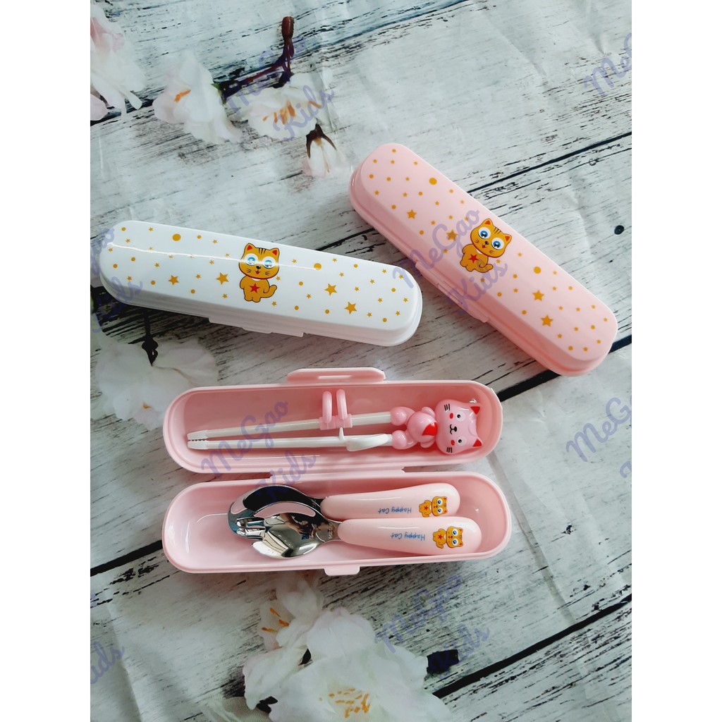 [Hàng Xịn] Bộ Đũa Thìa Inox Happy Cat Hàn Quốc Set 3 Món Có Hộp Đựng Tiện Lợi, Đũa Thìa Ăn Dặm - BAMEGAO