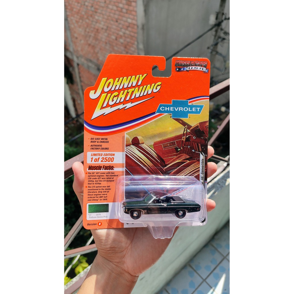 Mô hình tĩnh Johnny Lightning 1969 Chevy Impala SS Convertible tỷ lệ 1:64