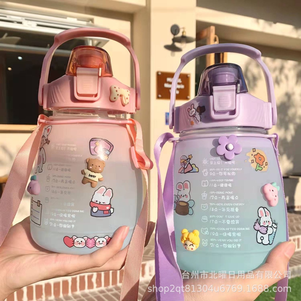 Bình Đựng Nước Uống 1.3L MÀU Có Quai Và Ống Hút Bằng Nhựa Kèm Dây